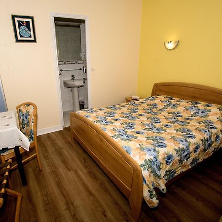 Hotel Le Plat D'Etain Brou Bagian luar foto