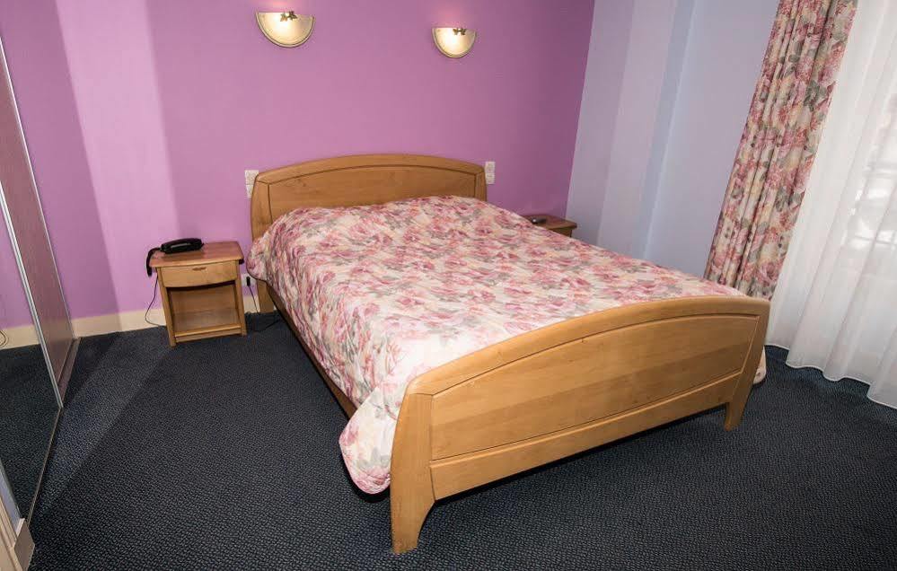Hotel Le Plat D'Etain Brou Bagian luar foto